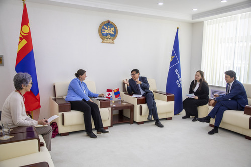 Англи хэлний багш бэлтгэхэд Канад Улстай хамтарна